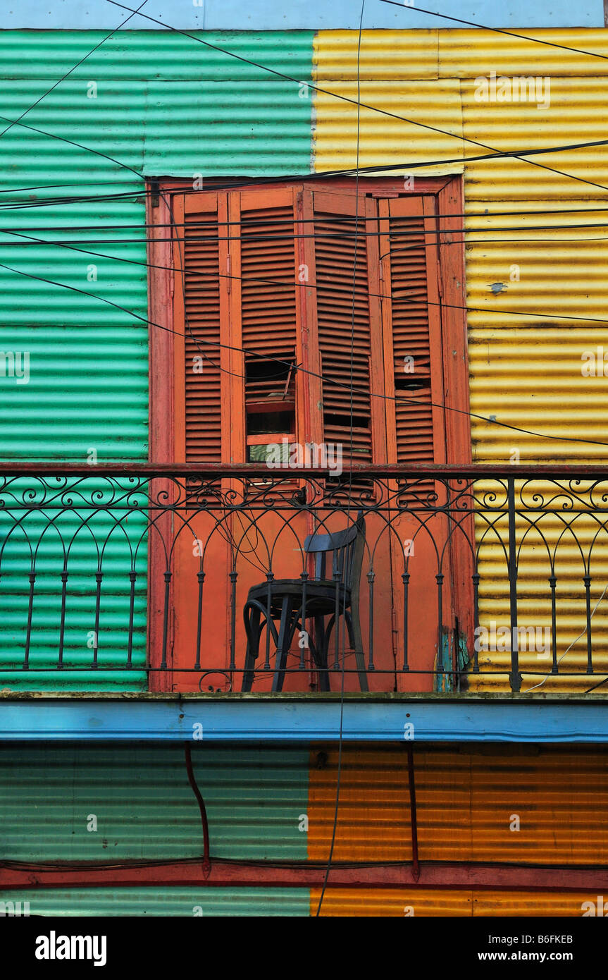 Chaise vide sur un vieux balcon, secteur du quai La Boca, Buenos Aires, Argentine, Amérique du Sud Banque D'Images