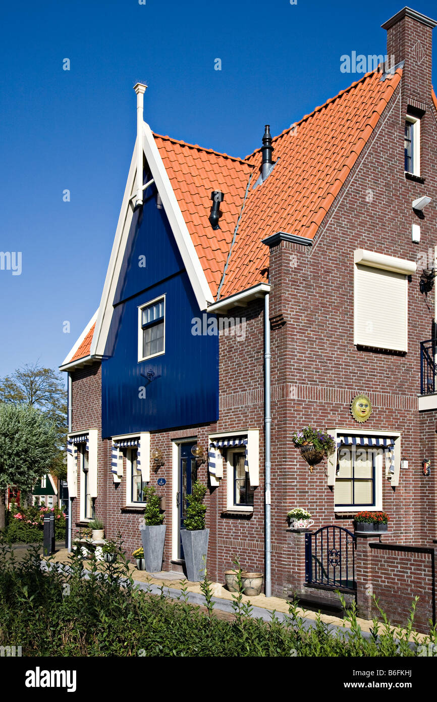 Maison de construction moderne dans un style traditionnel avec un toit en pente raide de Volendam Pays-Bas Banque D'Images