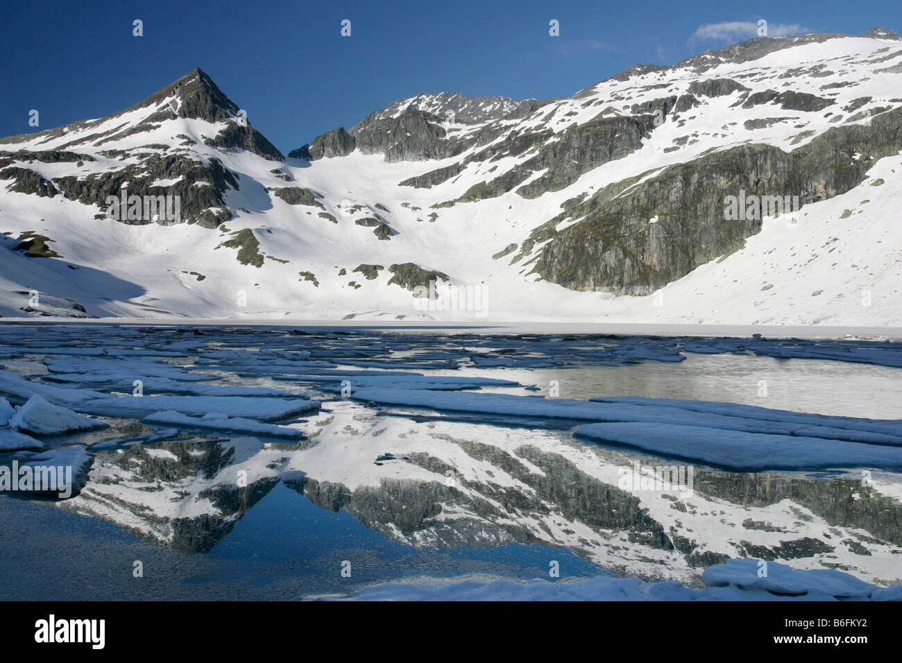 Montagnes au-dessus de Weisssee lake, Parc National du Hohe Tauern, Alpes, France, Europe Banque D'Images