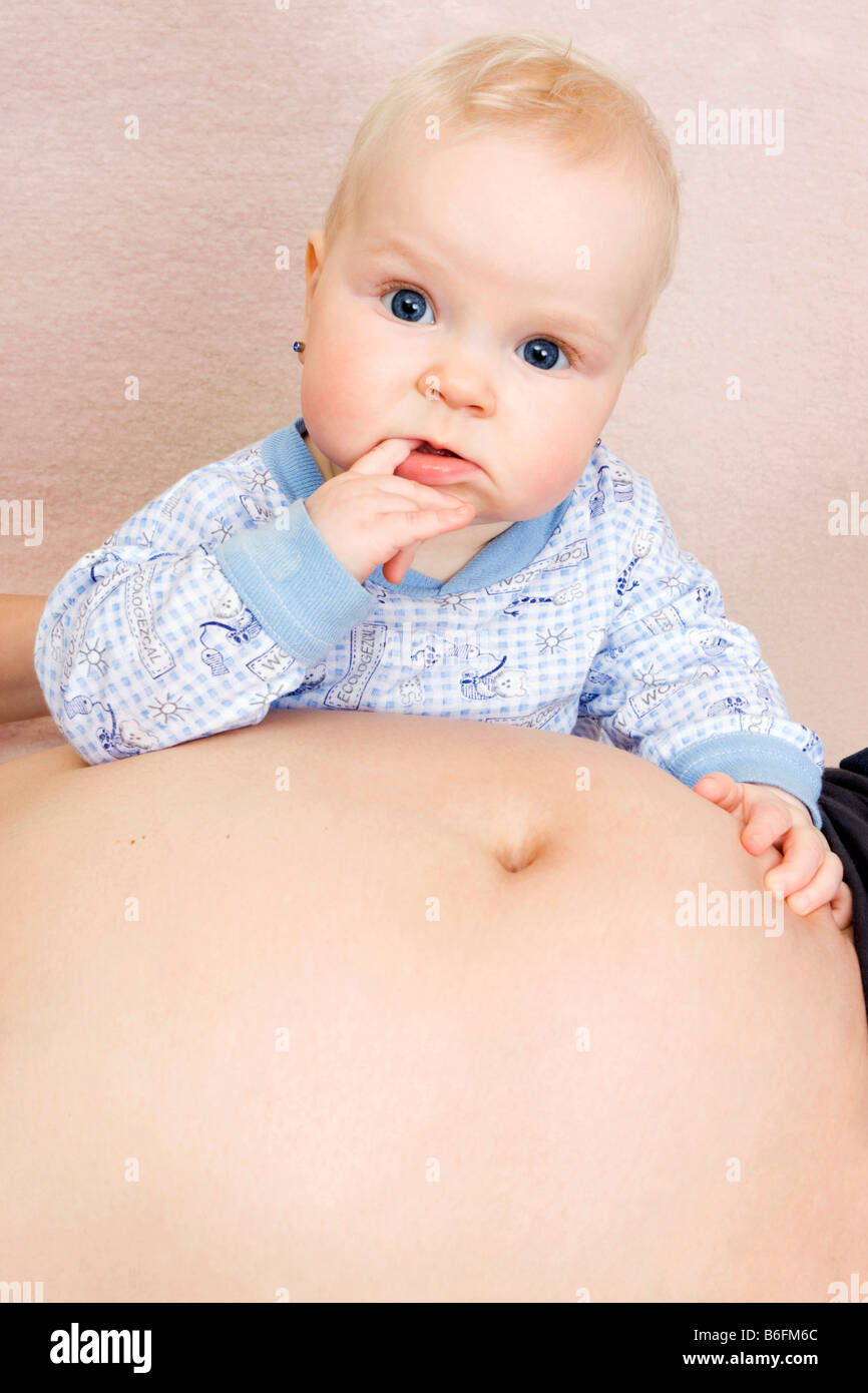Bebe 7 Mois Avec Le Ventre De Femme Enceinte Photo Stock Alamy