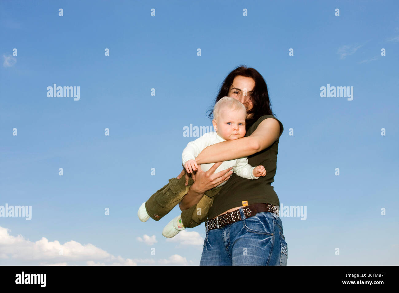 La mère, âgée de 32 ans, et son bébé, 9 mois, à l'extérieur Banque D'Images