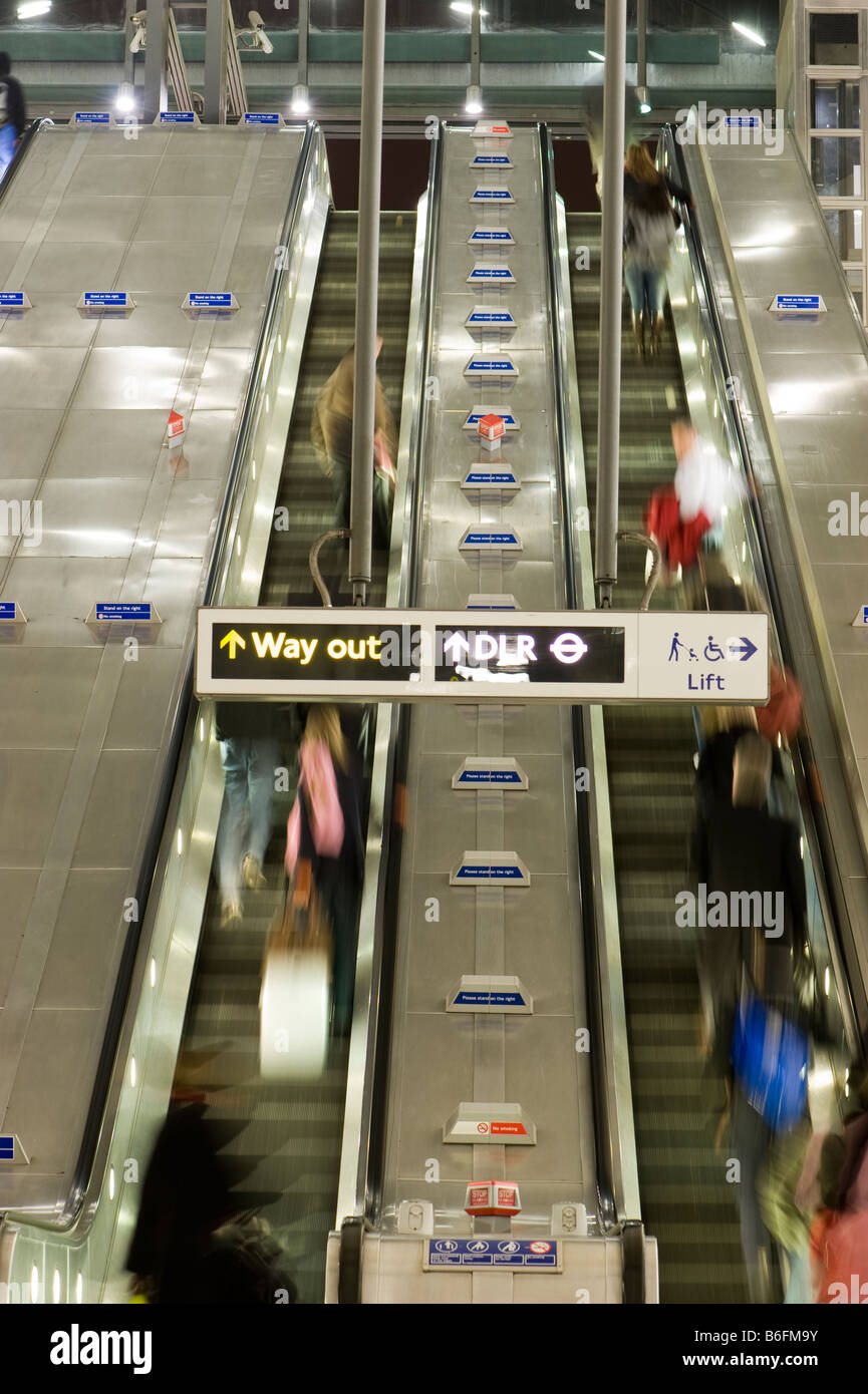 Les navetteurs sur les escaliers mécaniques à la station de métro Canary Wharf, London E14 United Kingdom Banque D'Images