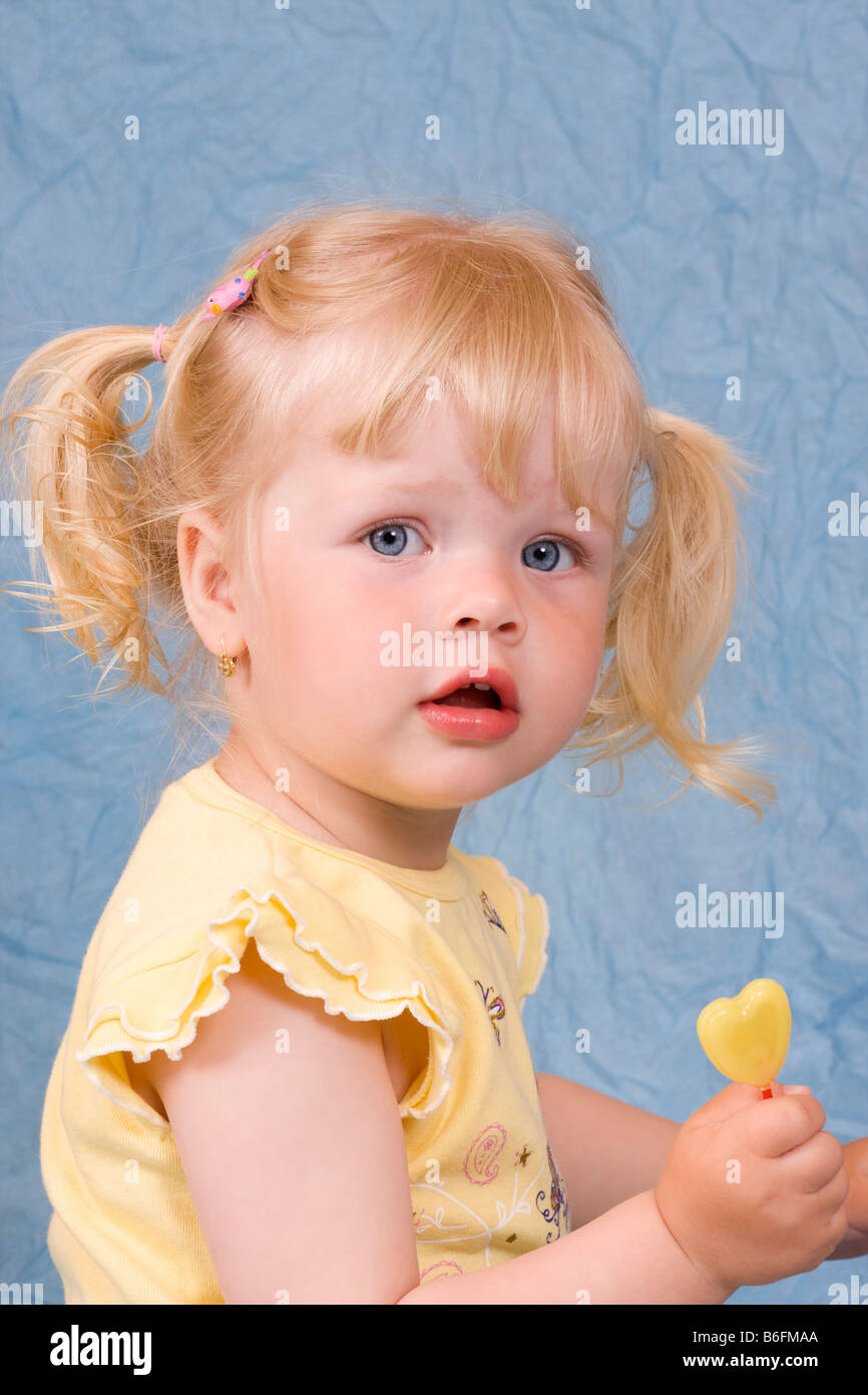 Petite Fille Blonde 2 Ans Avec Lucette Photo Stock Alamy