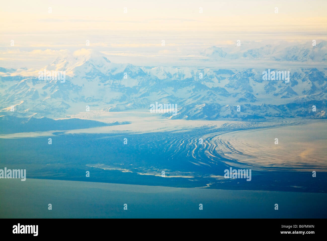 Vue aérienne de la côte de l'Alaska Glacier rempli USA Banque D'Images