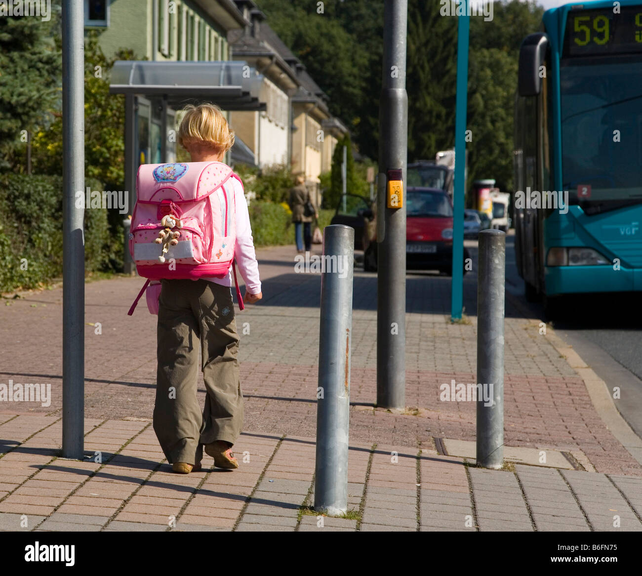 6 ans enfant sur le chemin de l'école, Francfort, Hesse, Germany, Europe Banque D'Images