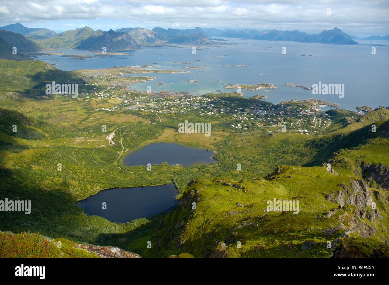 Vue de dessus sur le Saharien avec deux lacs et le paysage environnant, Vestvagoya, Lofoten, Norway, Scandinavia, Europe Banque D'Images