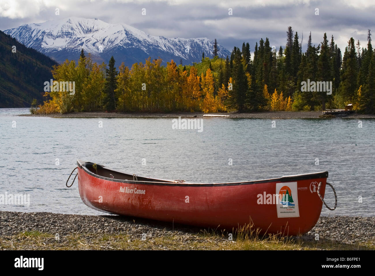 Couleurs d'automne, canoe, Kathleen Lake, St. Elias derrière, Réserve de parc national Kluane, Yukon, Canada, Amérique du Nord Banque D'Images