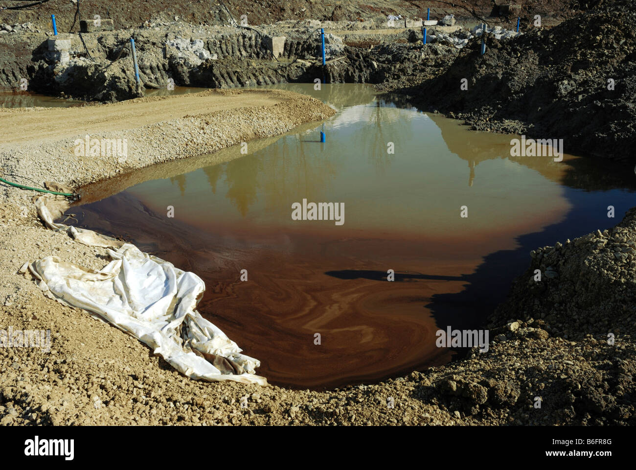 L'huile de chauffage de l'eau flottant sur sol, l'assainissement de l'opération, Bade-Wurtemberg, Allemagne Banque D'Images