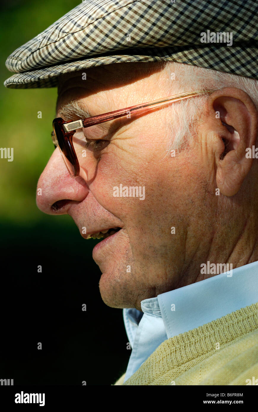 Vieil homme coiffé d'un bonnet Banque de photographies et d'images à haute  résolution - Alamy