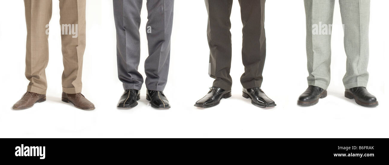 Quatre businessmen standing in a row, détail de jambes Banque D'Images