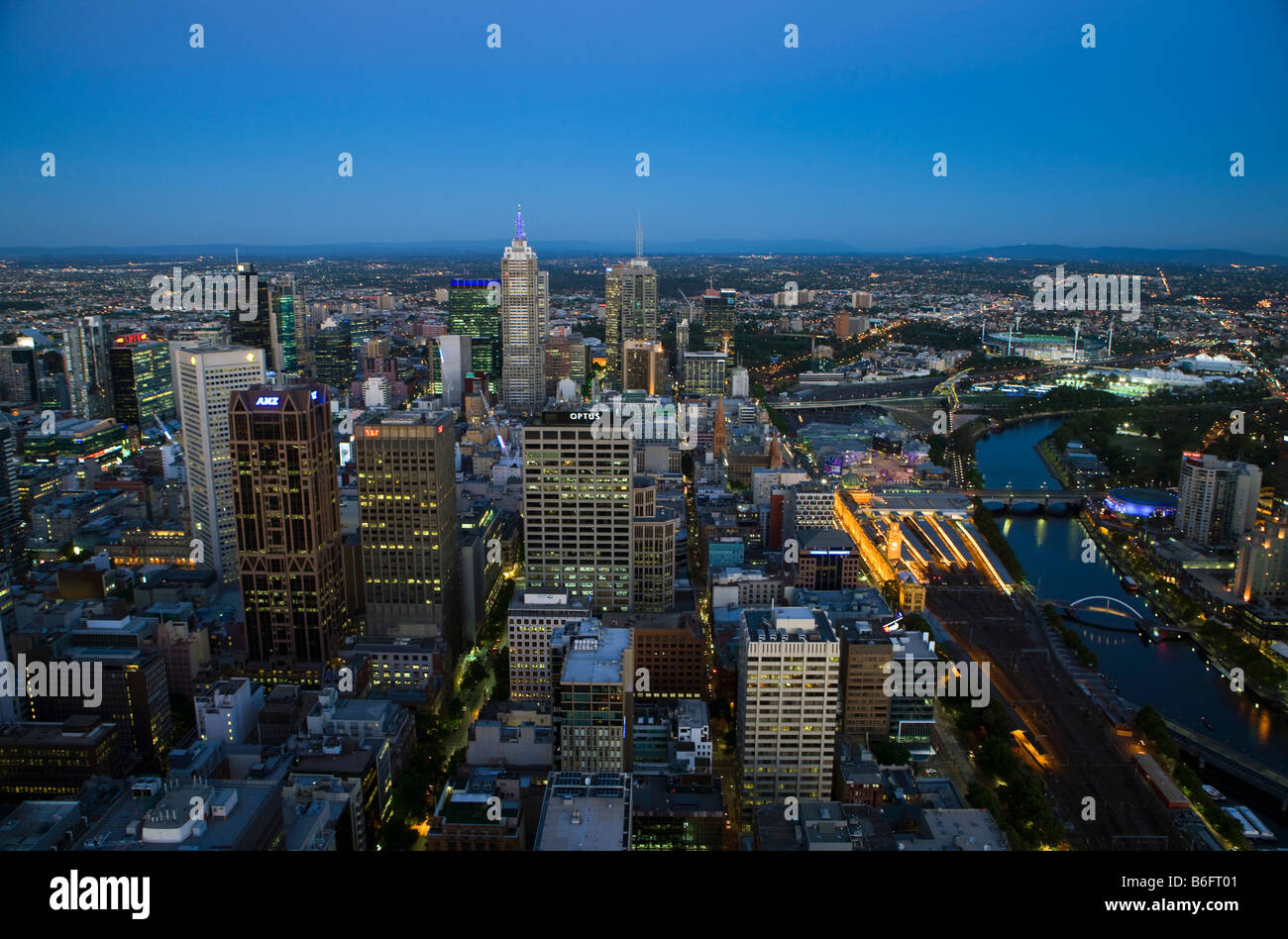 Vue aérienne de Melbourne, Victoria, Australie sur les toits de la ville et des bâtiments au crépuscule Banque D'Images
