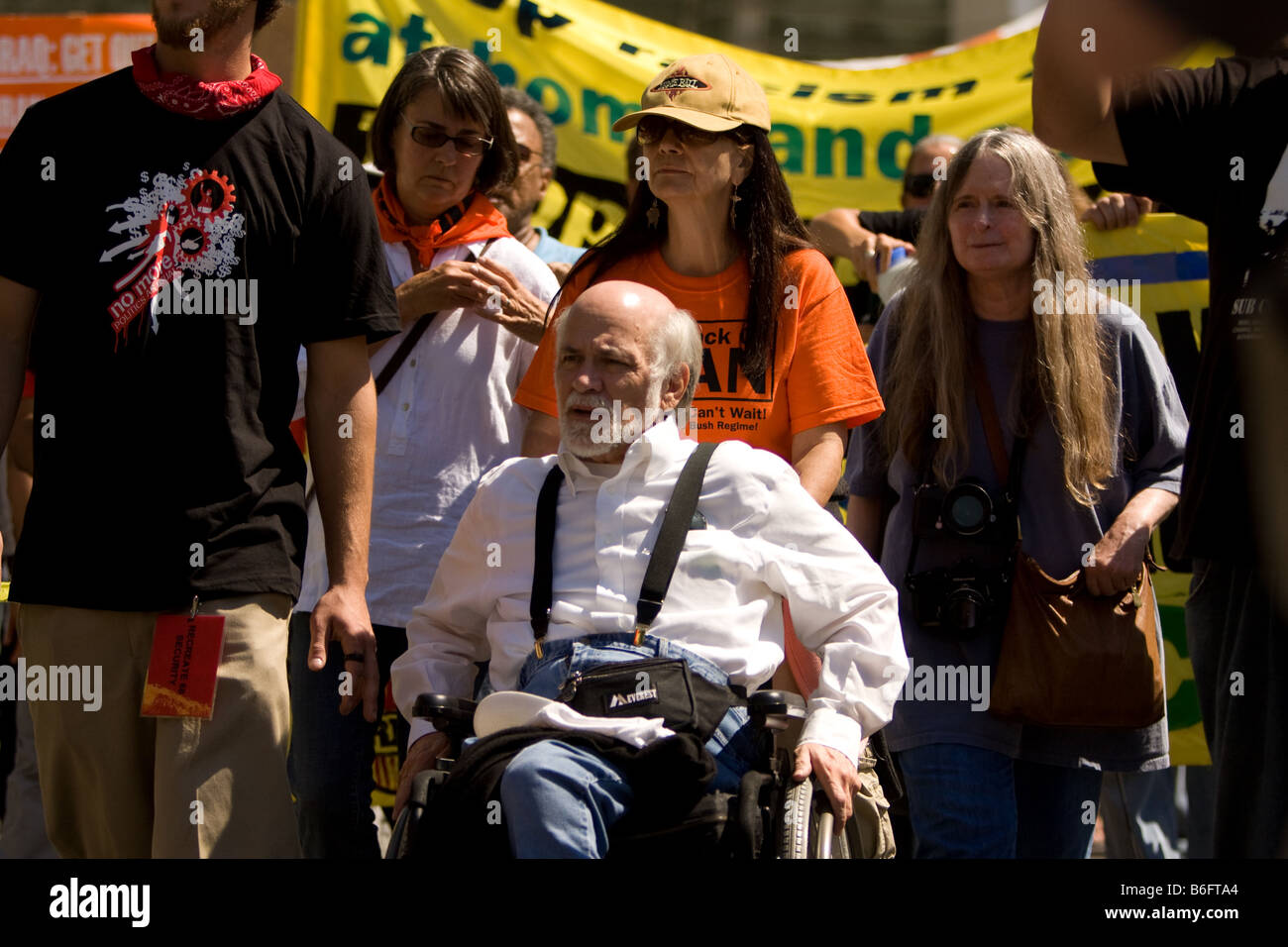 L'homme en fauteuil roulant lors de la Convention nationale démocratique naissant anti démonstration protester contre la guerre à Denver, CO Banque D'Images