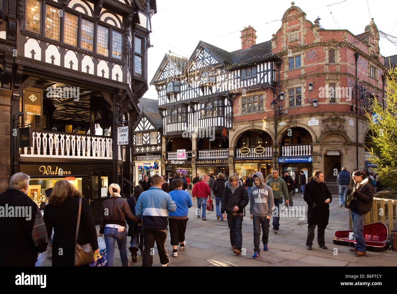 Chester Cheshire UK shopping de Noël à la Croix Banque D'Images