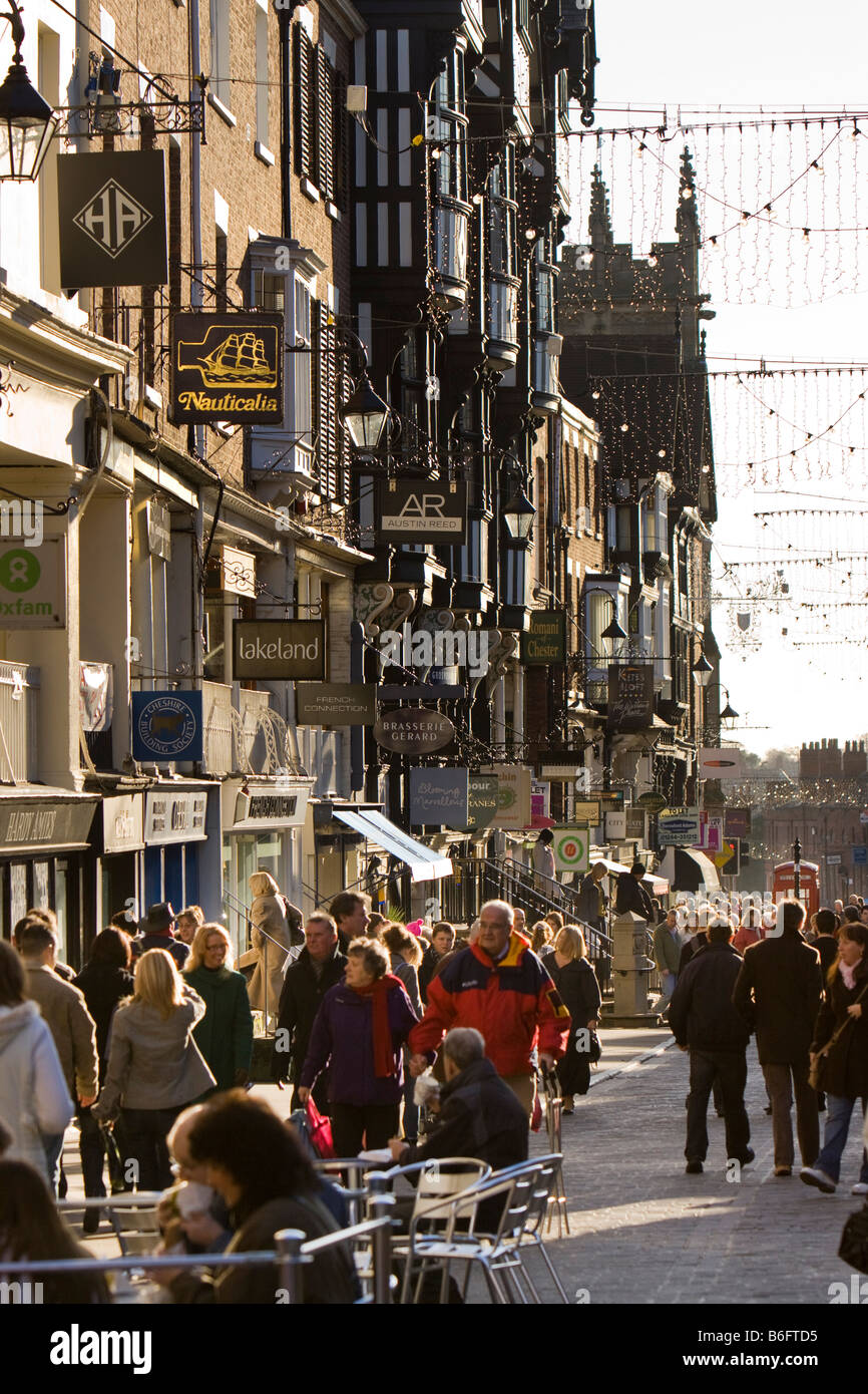 Chester Cheshire ROYAUME UNI Bridge Street à Noël shoppers ci-dessous les lignes Banque D'Images