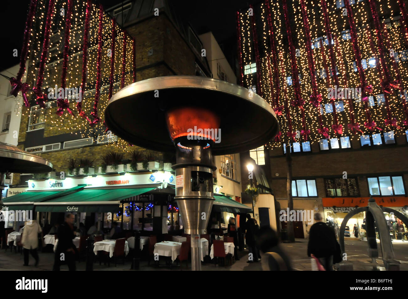 Londres West End vue nocturne du soir heure de Noël chauffage à gaz extérieur Calor aux tables de manger à l'extérieur semblable à ce que l'on appelle les chauffages de patio de jardin Angleterre Royaume-Uni Banque D'Images