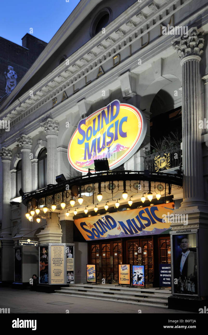 Palladium Theater et entrée principale façade illuminée la nuit Sound of Music production spectacle West End de Londres Angleterre Royaume-uni Banque D'Images
