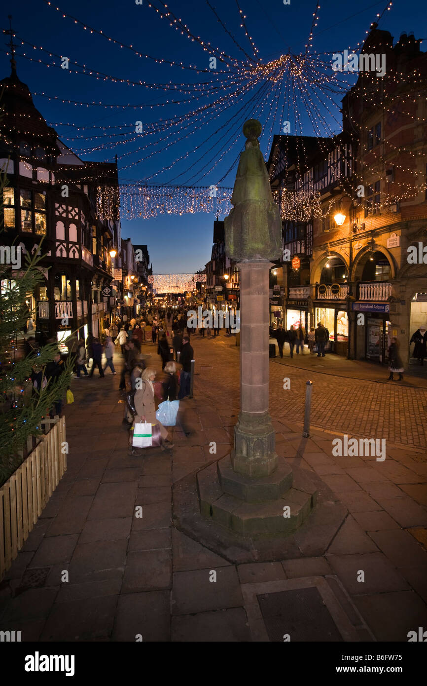 Chester Cheshire UK La Croix shoppers Noël au crépuscule Banque D'Images