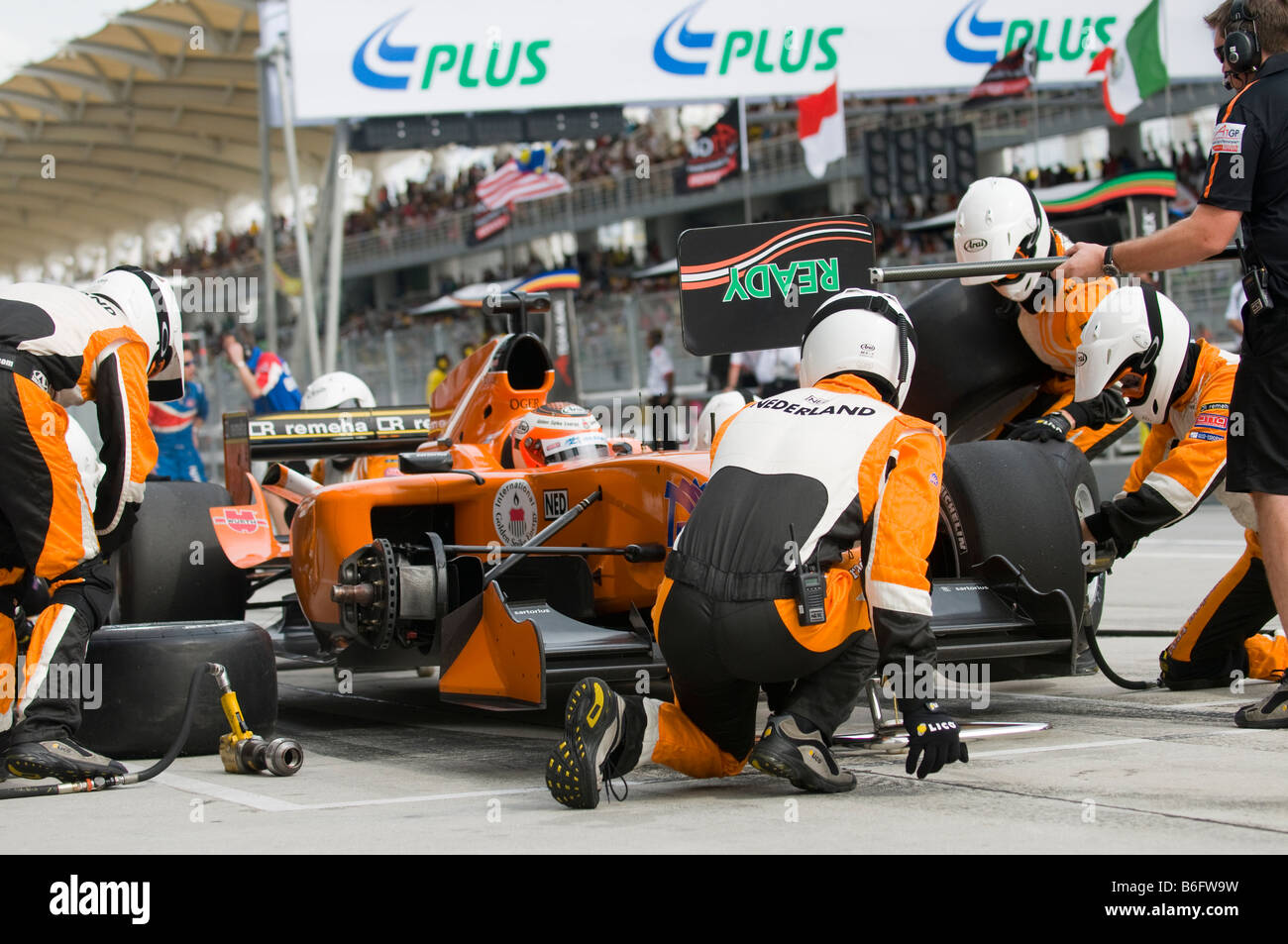 Pays-bas l'équipe de changer les pneus à pitstop à A1GP World Cup of Motorsport à Sepang en Malaisie Banque D'Images