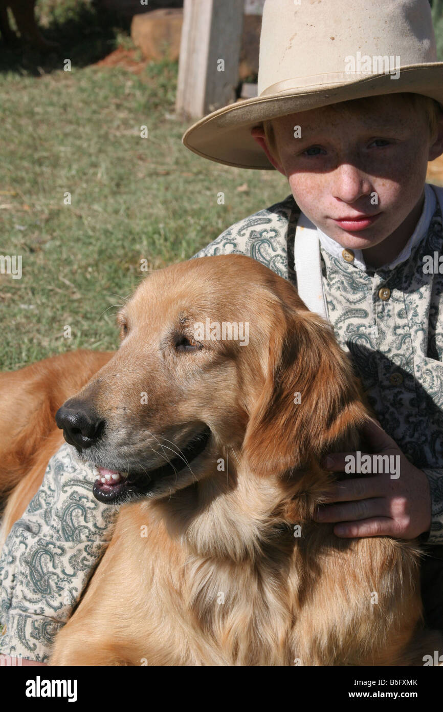 Un jeune garçon avec son chien dans le pays Banque D'Images