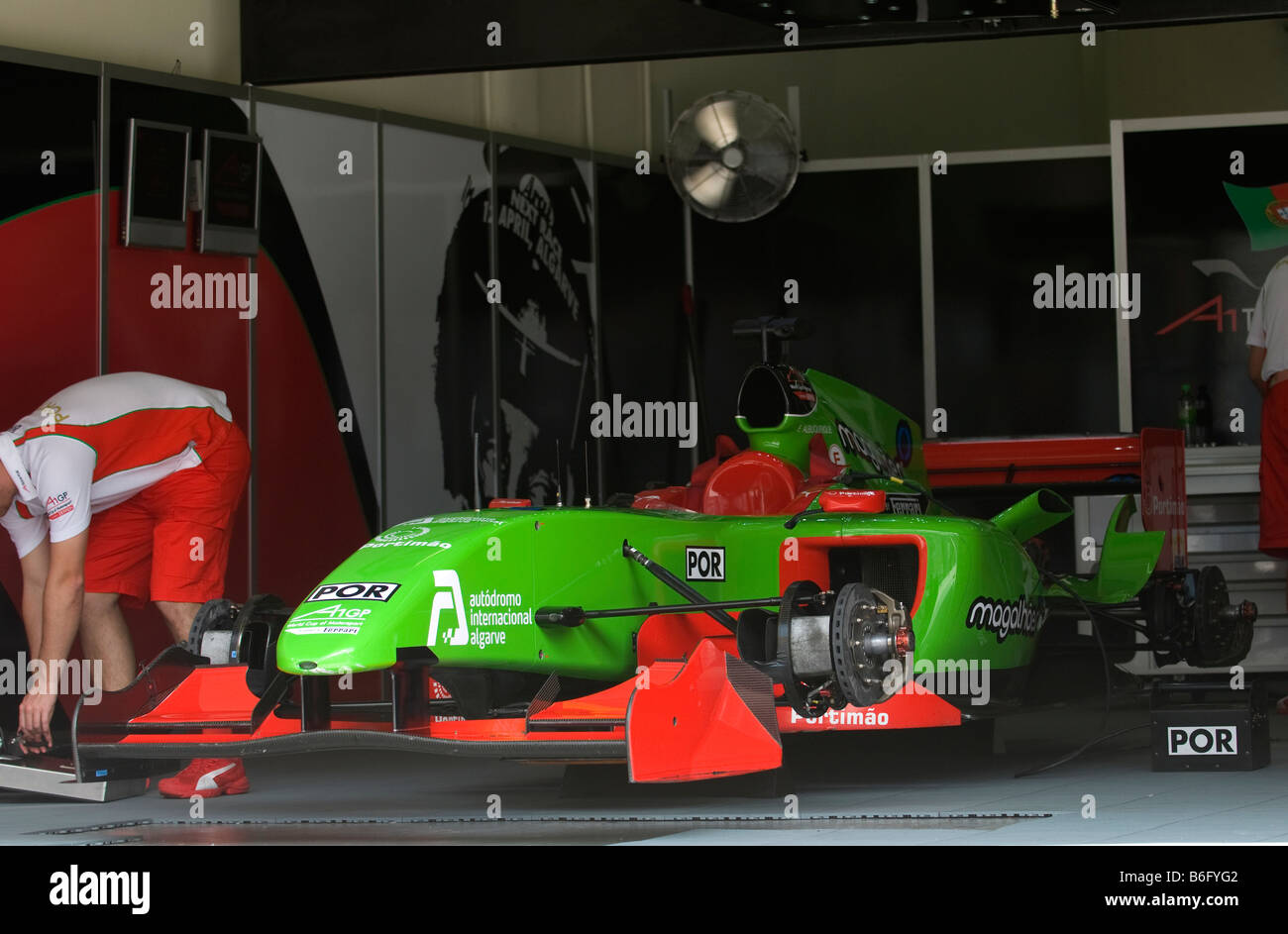 A1 Team Portugal pit crew inspecte une voiture à l'A1GP World Cup of Motorsport à Sepang en Malaisie Banque D'Images