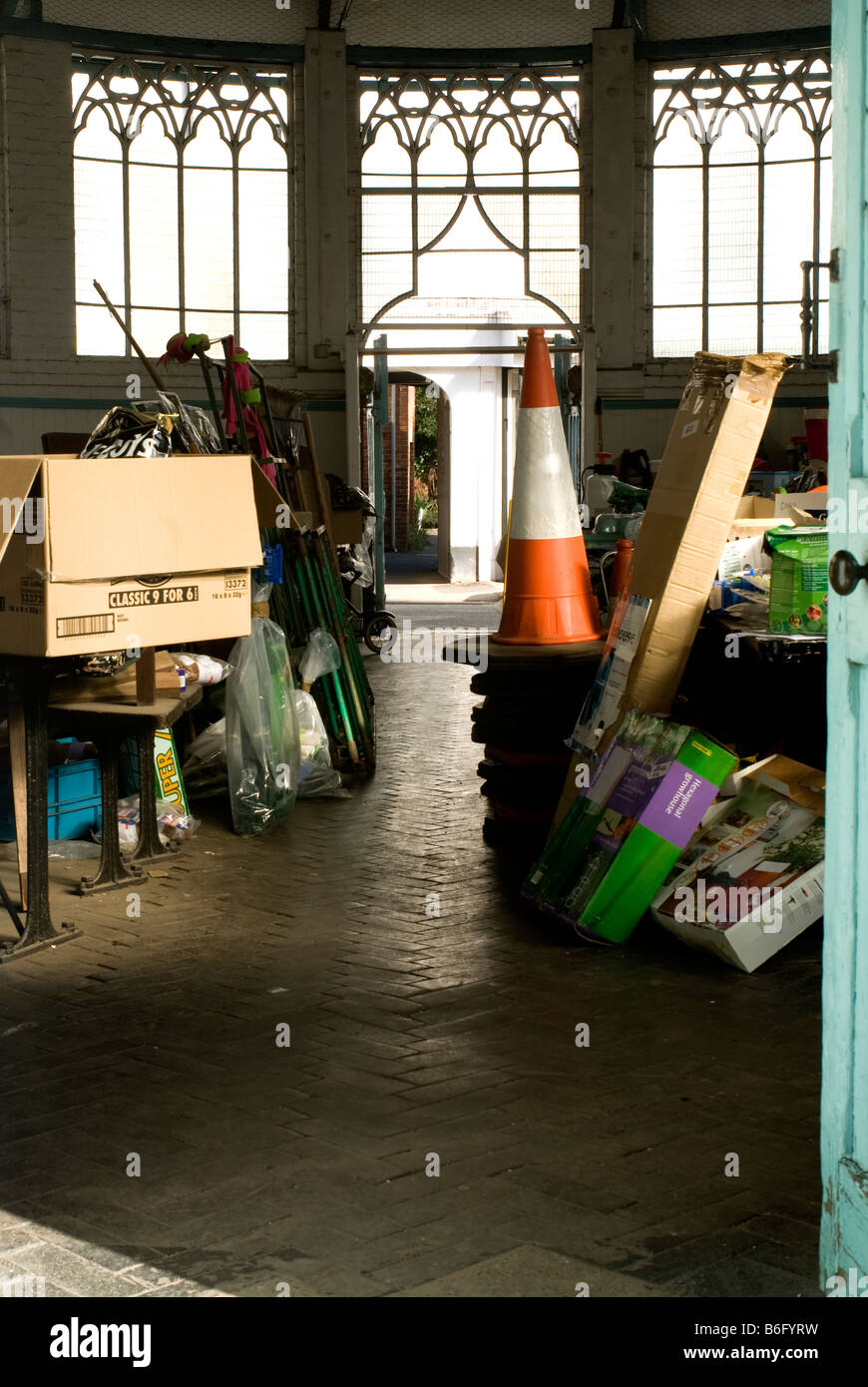 A voir à l'intérieur de la Table ronde sur le marché le jour du marché dans le Worcestershire Tenbury Wells Banque D'Images