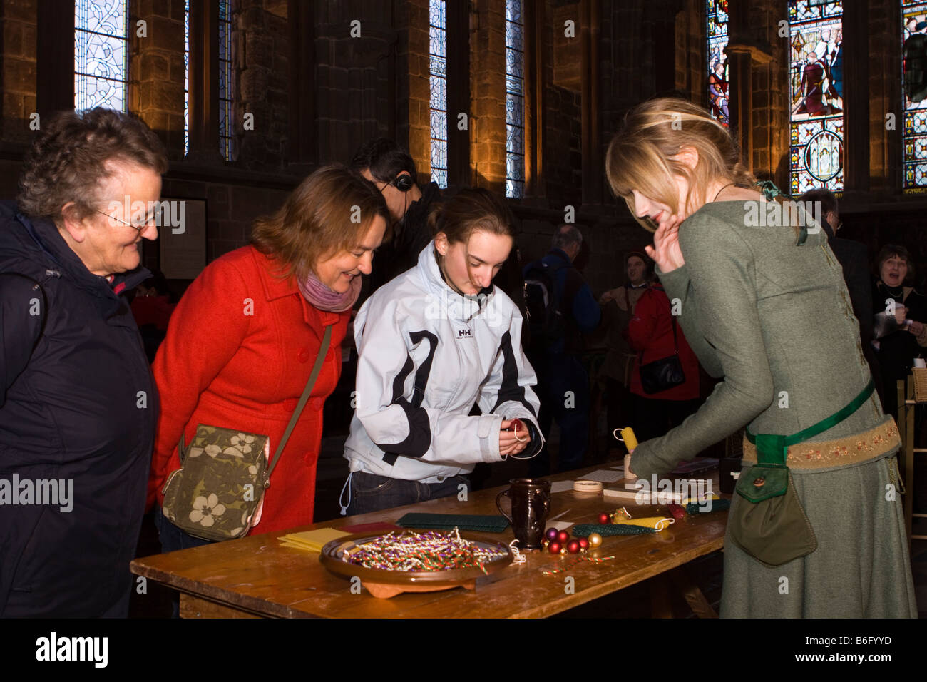 La cathédrale de Chester Cheshire UK à Noël, démonstration de fabrication de Bougie en cire d Banque D'Images