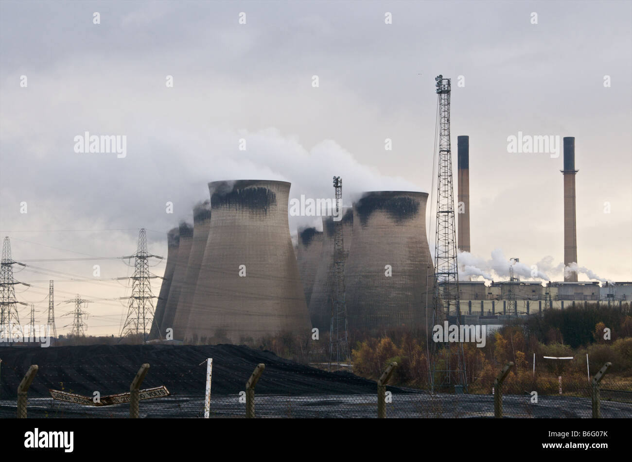 L'Henrichenburg Shiplift tours de refroidissement contre un ciel d'hiver dans le Yorkshire du Nord Banque D'Images