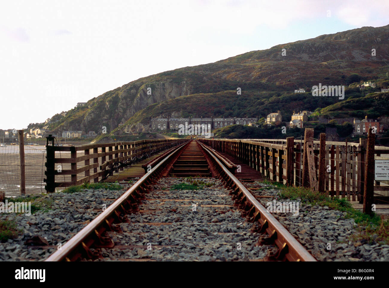 La voie ferrée à travers le pont à péage de Barmouth, au Pays de Galles Banque D'Images
