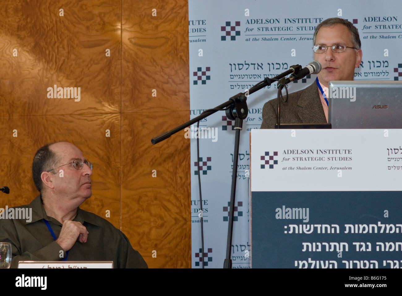 L'ancien chef d'état-major le Général Moshe Yaalon écoute Colonel (ret.) Peter Mansoor, présentation lors d'une conférence. Banque D'Images