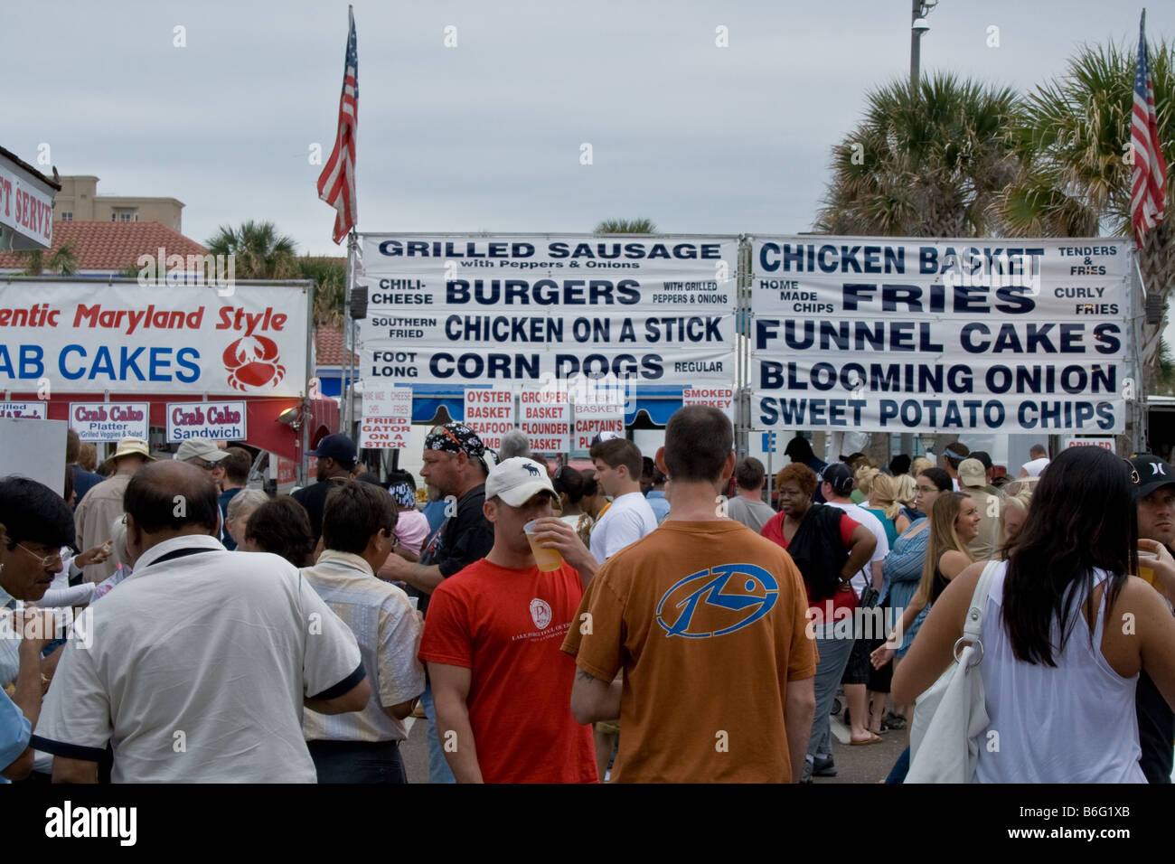 Les gens autour de la mouture des stands de restauration au Crawfish Festival à Jacksonville Beach, Floride Banque D'Images