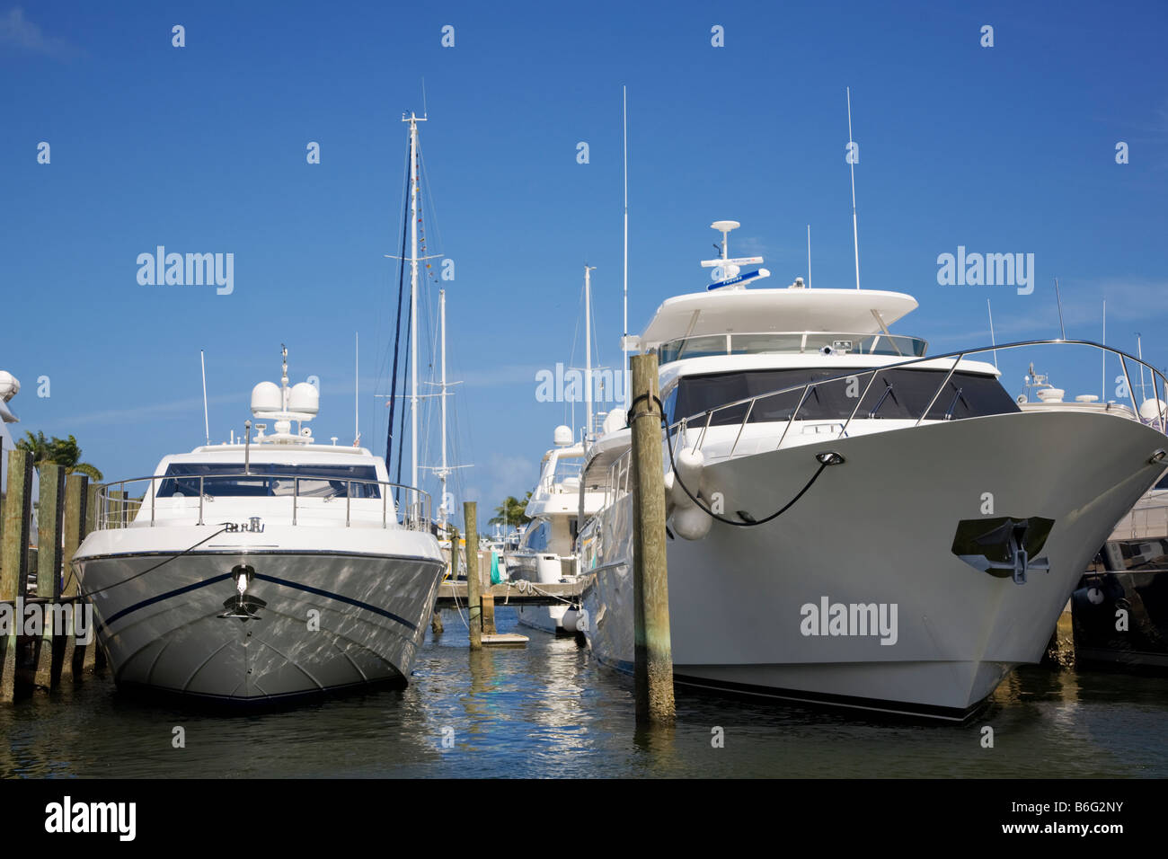 Des yachts de luxe sur l'Atlantic Intracoastal Waterway de Fort Lauderdale en Floride Banque D'Images