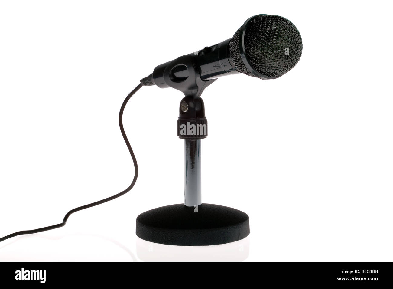 Microphone noir avec du plomb sur un support isolé sur fond blanc Banque D'Images