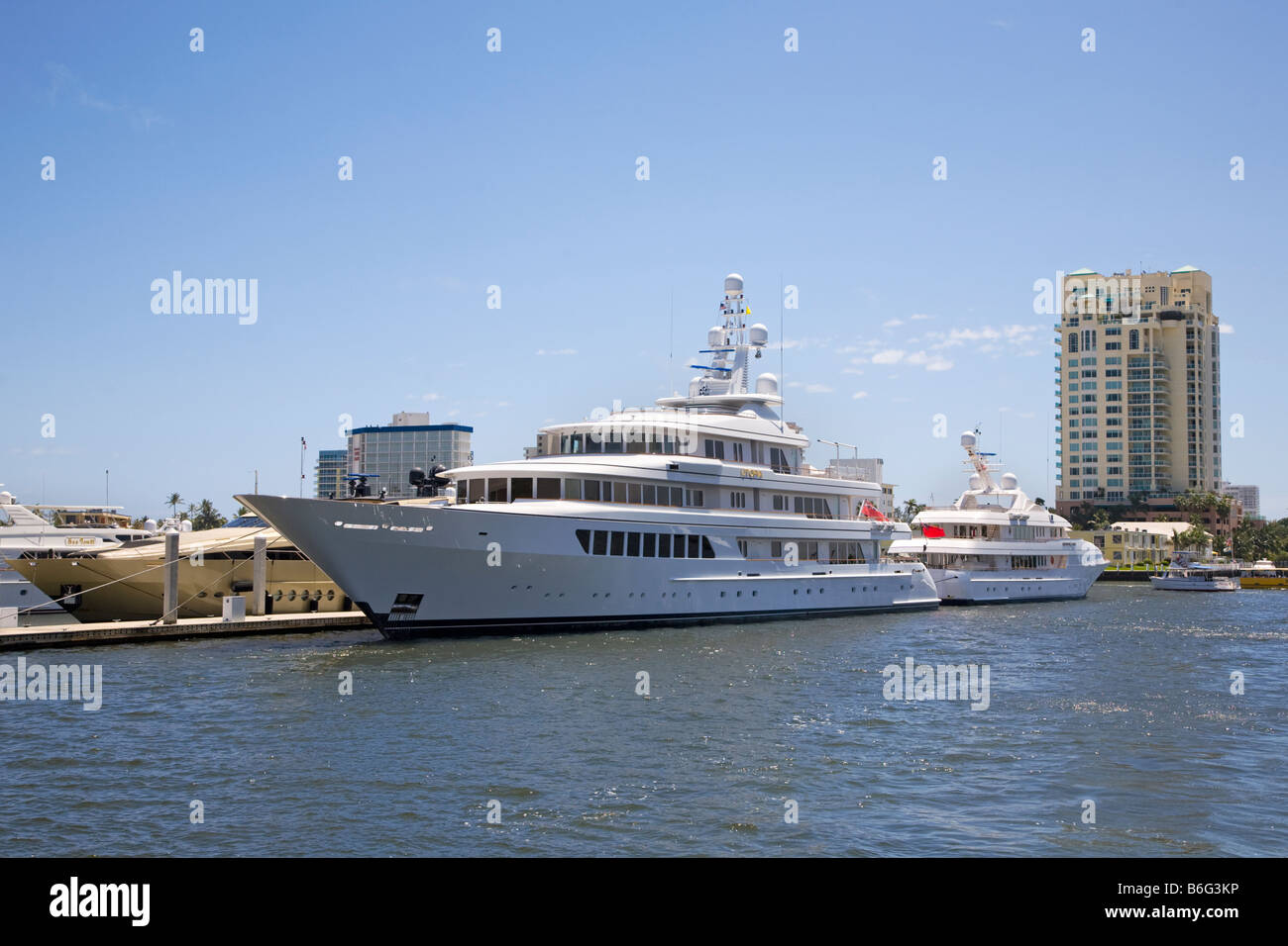 Des yachts de luxe sur l'Atlantic Intracoastal Waterway de Fort Lauderdale en Floride Banque D'Images