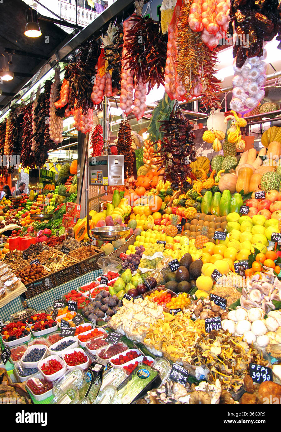 Stand de fruits et légumes, le marché de la Boqueria, La Rambla, Barcelone, Espagne. Banque D'Images