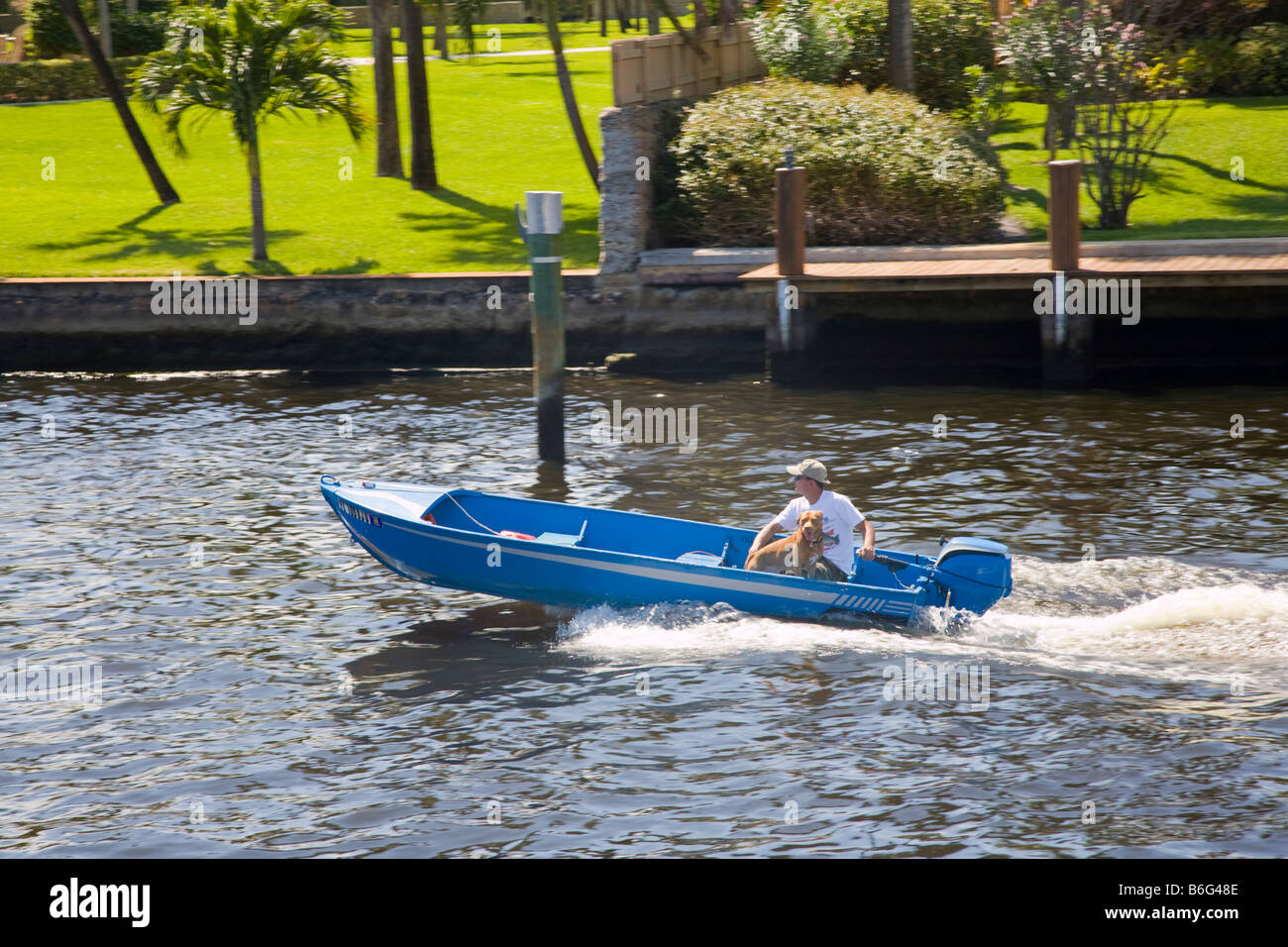 L'homme et le chien en petit bateau sur la New River à Fort Lauderdale en Floride Banque D'Images
