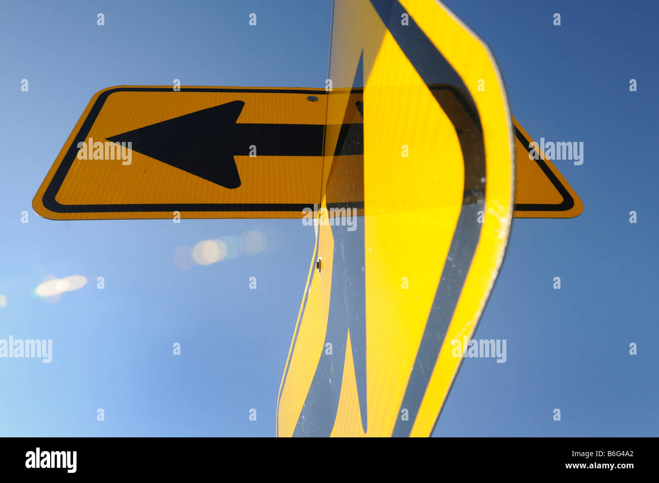 Flèches directionnelles sur la signalisation routière sur une route rurale Banque D'Images