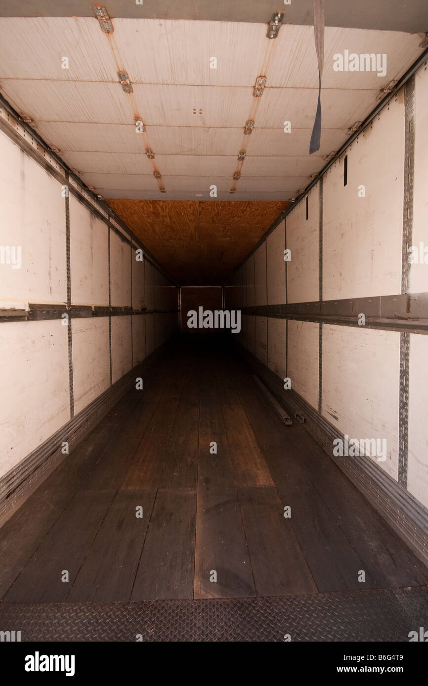 Intérieur d'un semi remorque pour camion vide Banque D'Images
