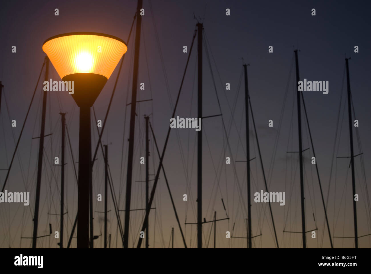 Le PORT DE ROME AU COUCHER DU SOLEIL. s'allume et les chantiers Banque D'Images