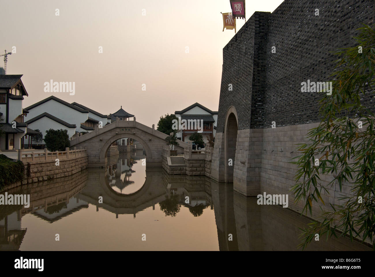 Mais impressionnante forteresse Pierre et les douves pont menant à l'entrée de la nouvelle Wujin Yangchen Whos qui Museum Banque D'Images
