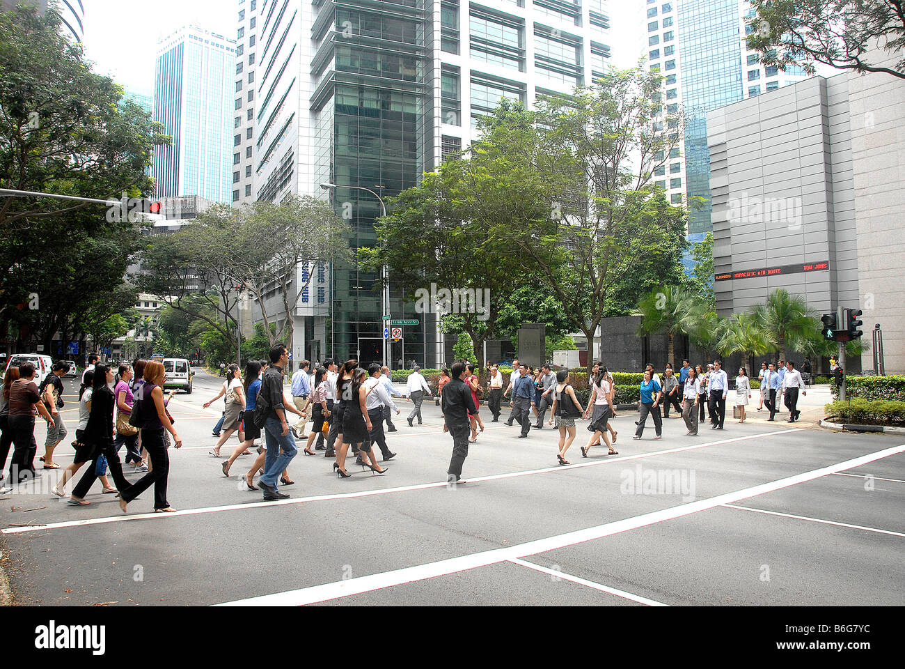 Les piétons traversant Grand Avenue, quartier des affaires, Singapour Banque D'Images