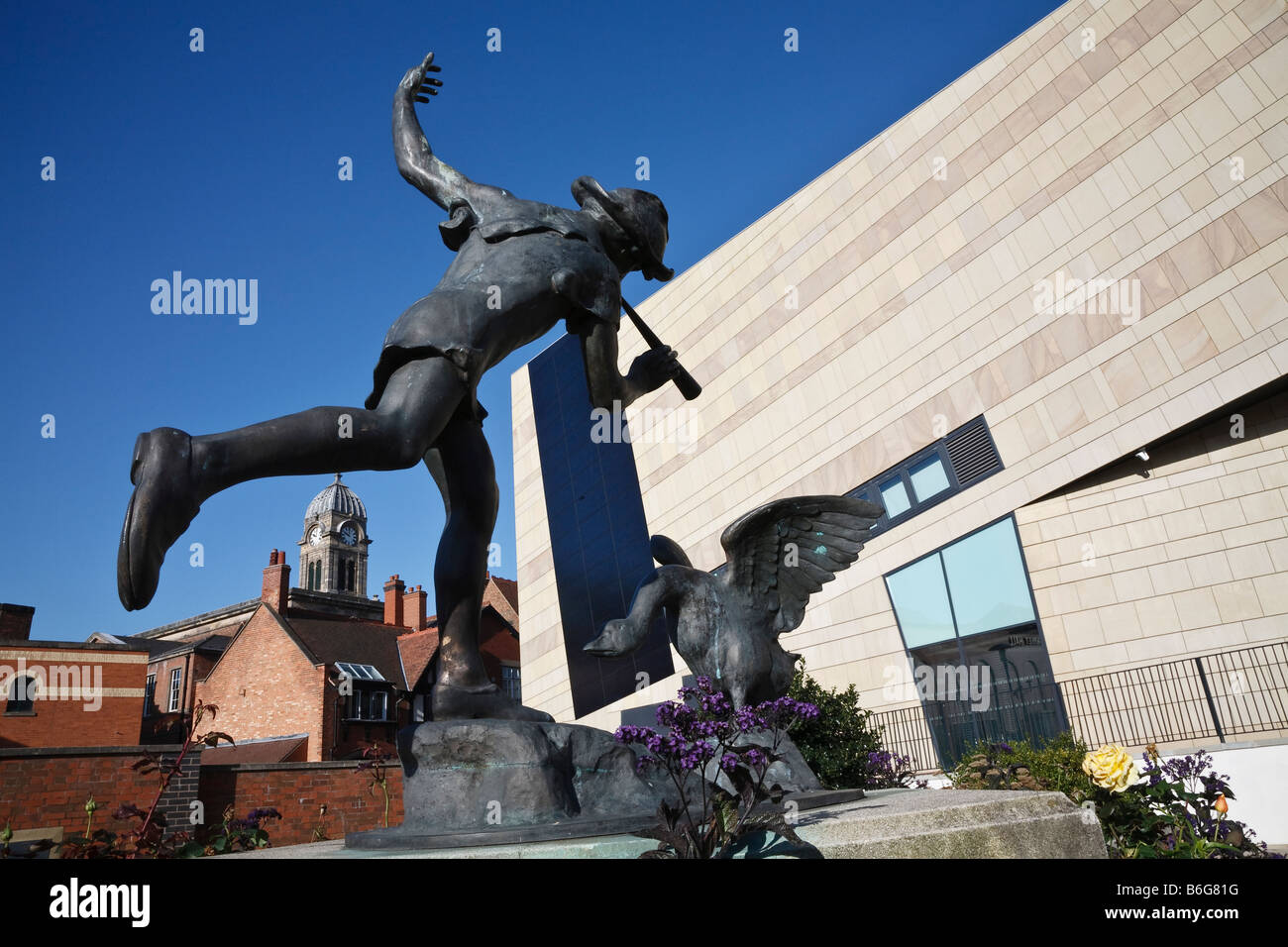 Le garçon et Goose statue devant le Centre Quad, Derby, Derbyshire, Angleterre, RU Banque D'Images Le garçon et Goose statue devant le Centre Quad, Derby, Derbyshire, Angleterre, RU Banque D'Images
