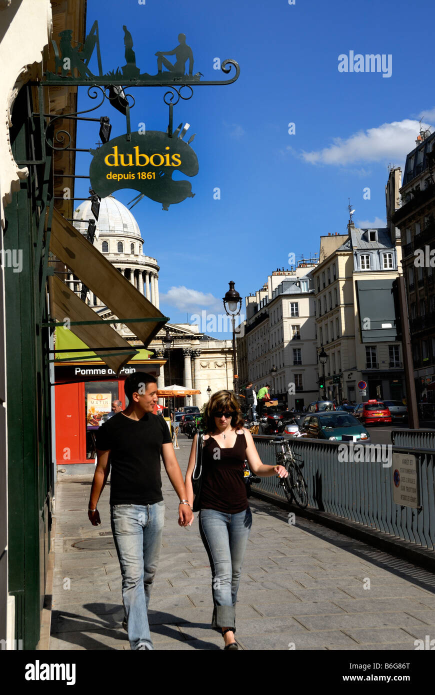 Paris France, Street Scene, Français Teen couple Mixte Marche dans le quartier Latin, week-end européen été, quartiers Banque D'Images