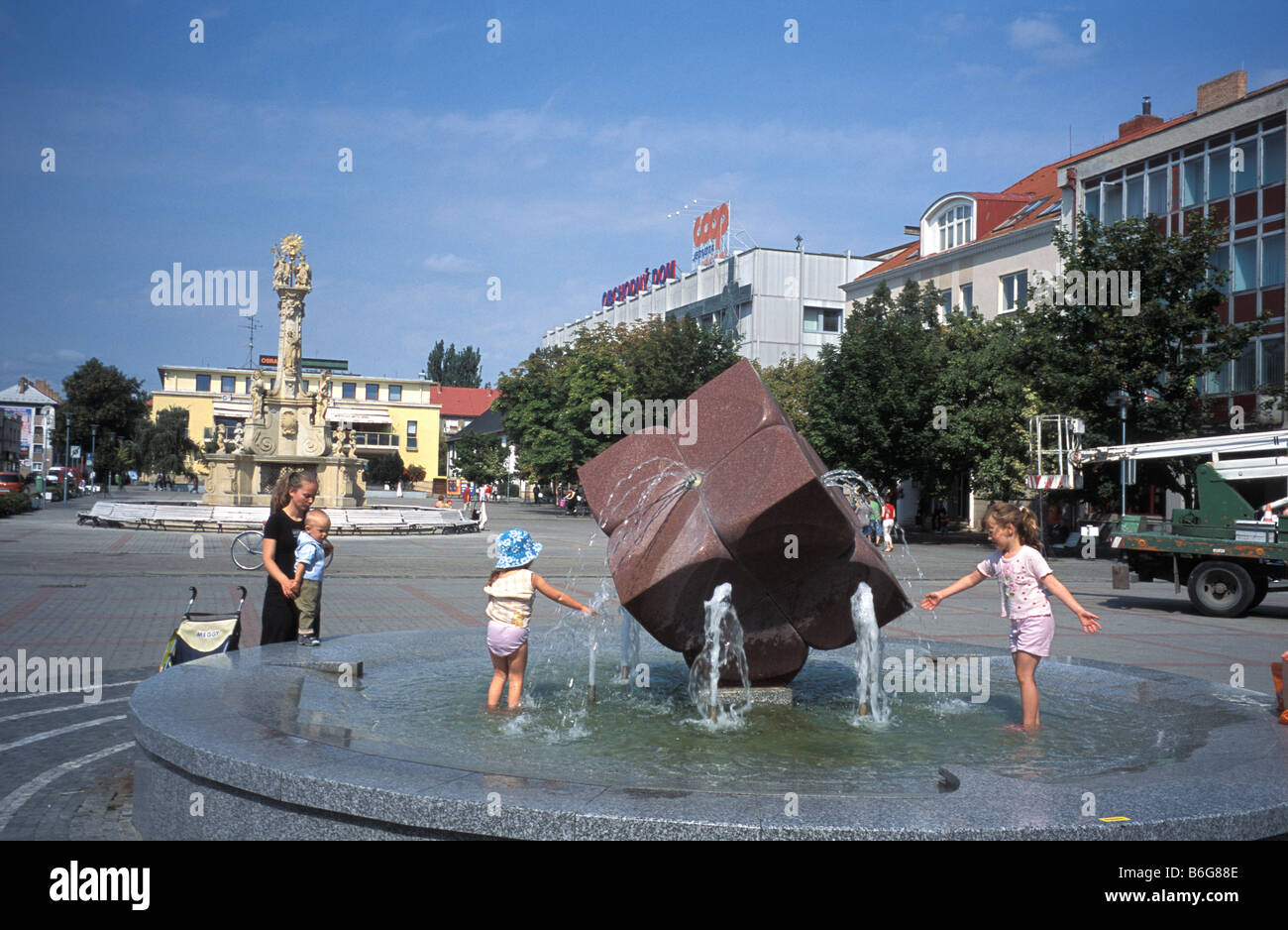 Enfants jouant dans la fontaine de la place dans le centre de Bratislava Slovaquie Banque D'Images