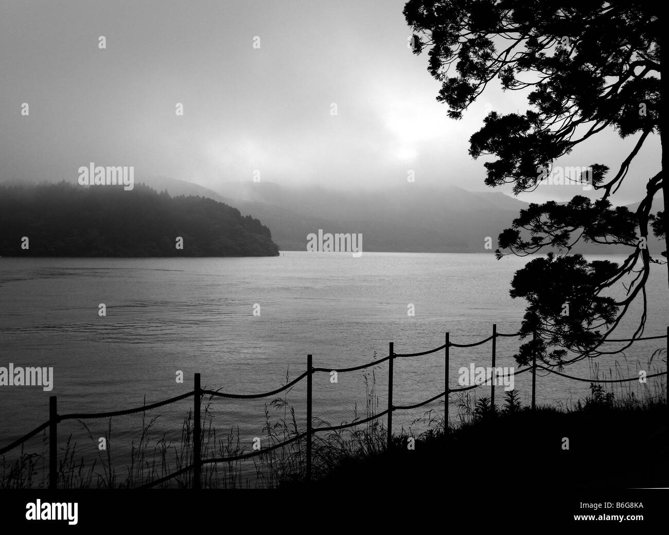 Brume sur le lac Ashi, Hakone, Japon Banque D'Images