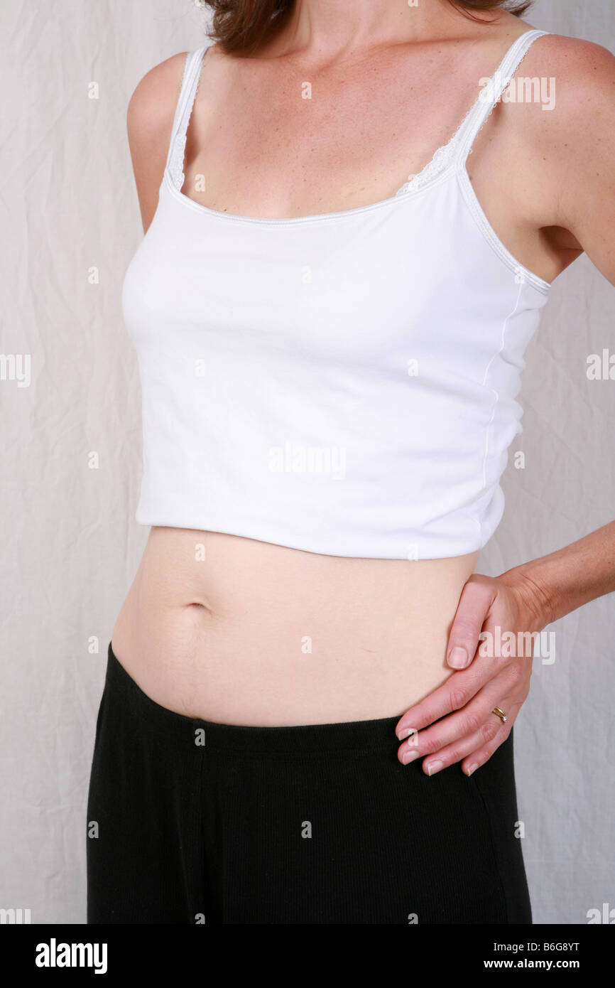 Libre des femmes enceintes l'estomac de womans bump à 16 semaines de gestation 4 mois quatre d'une série de dix images grossesse en accéléré Banque D'Images