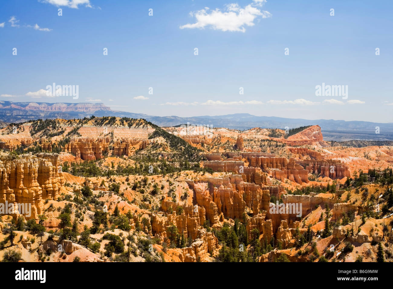 Les formations de roche Hoodoo vus de Fairyland Point dans le Parc National de Bryce Canyon Utah Banque D'Images