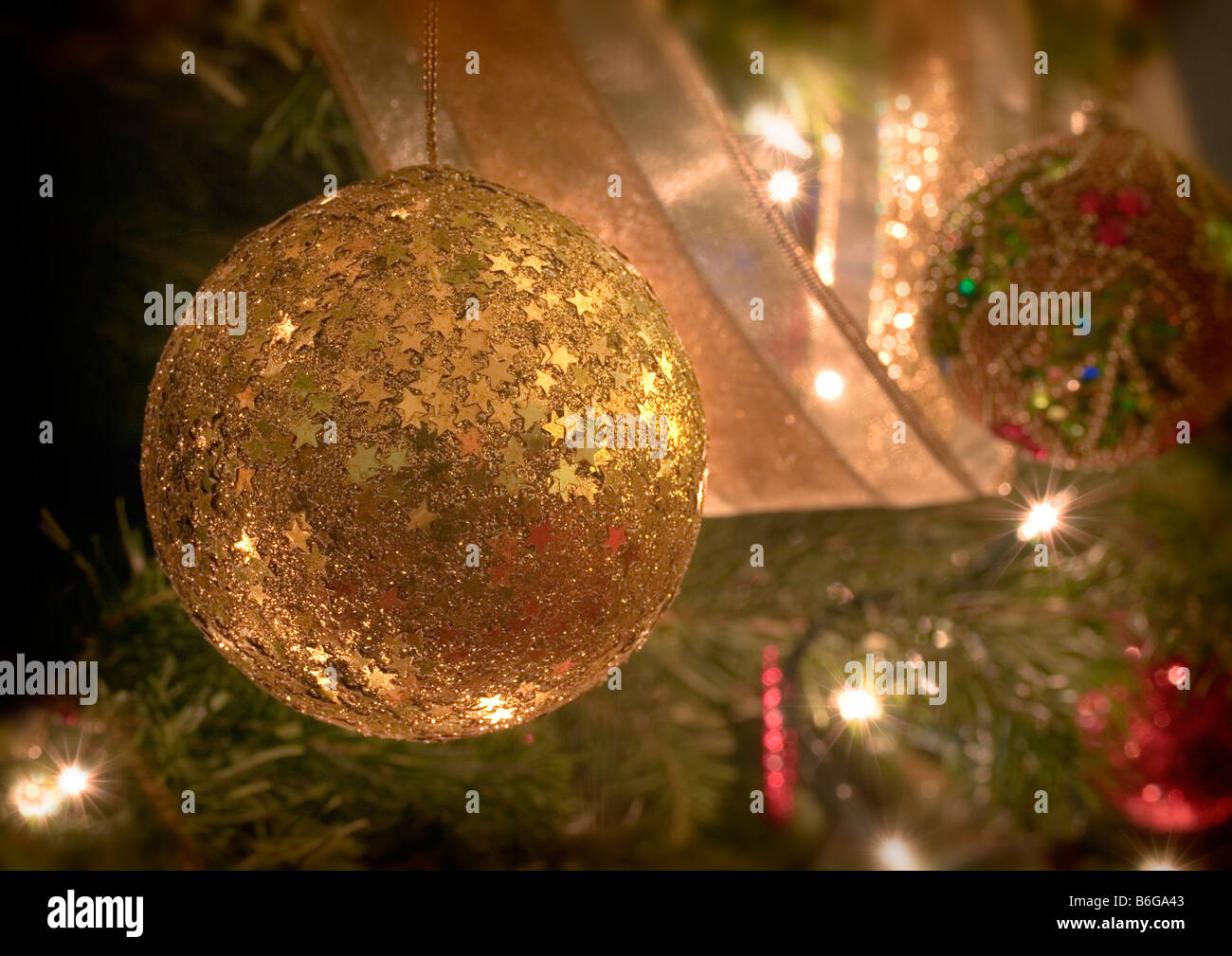 Décorations de Noël de Noël, des rubans et des guirlandes lumineuses sur la verdure de l'arbre de Noël Banque D'Images