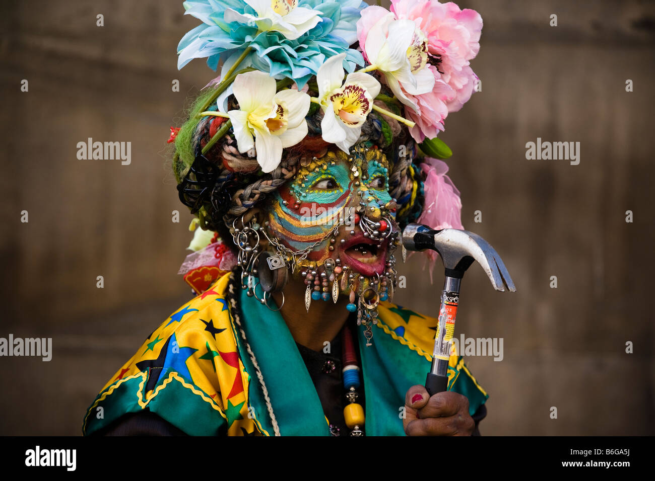 Femme avec corps et visage piercings effectuer le théâtre de rue à l'Edinburgh Fringe Festival Ecosse Banque D'Images