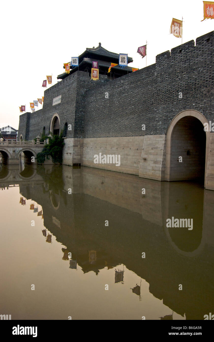 Mais impressionnante forteresse Pierre et moat menant au nouveau Wujin Yangchen Whos qui Museum Banque D'Images