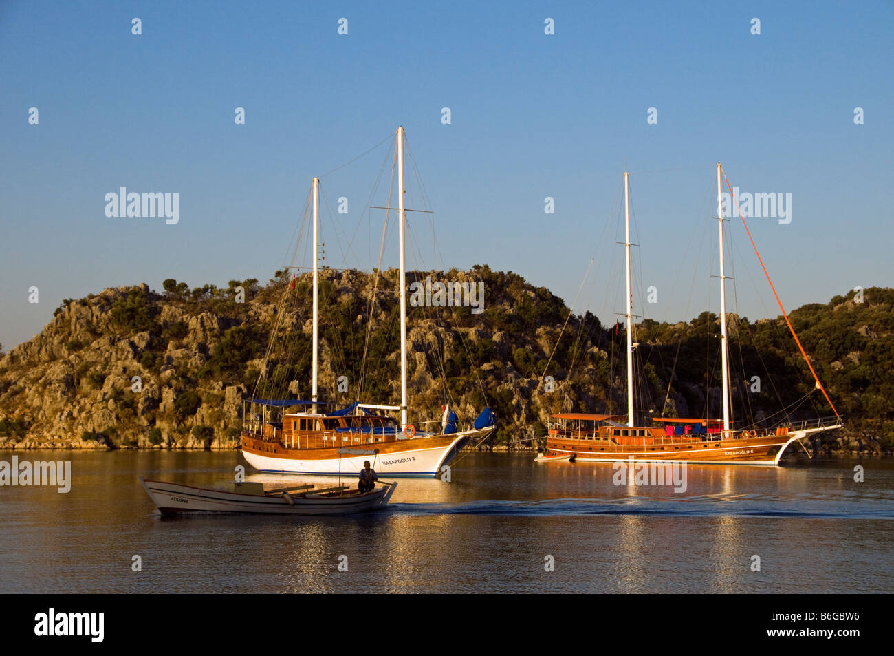 Bateaux ancrés à Kalekoy, Kekova, Antalya Turquie Banque D'Images
